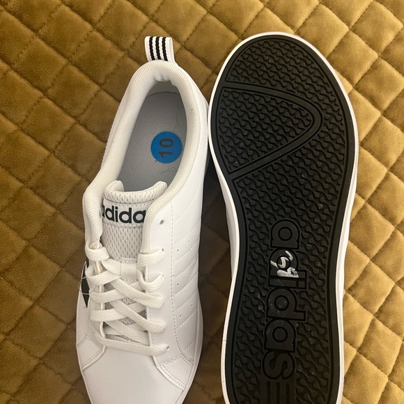 Classic Adidas - Picture 5 of 6